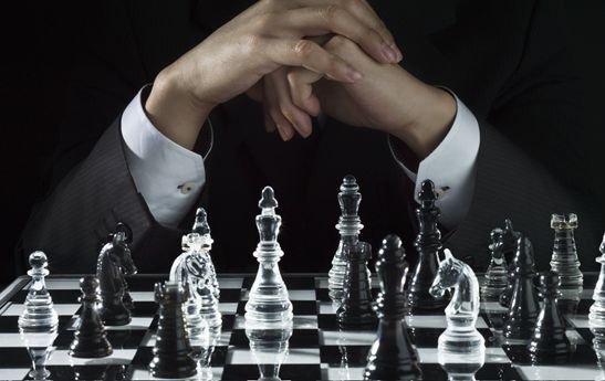 چطور ذهن حریف را با حرکات گمراه‌کننده فریب دهیم؟ استراتژی‌های پیشرفته شطرنج