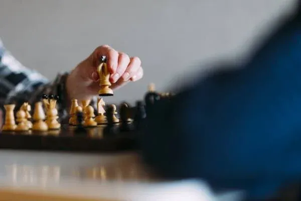 هنر تحت فشار قرار دادن حریف بدون انجام حمله واقعی