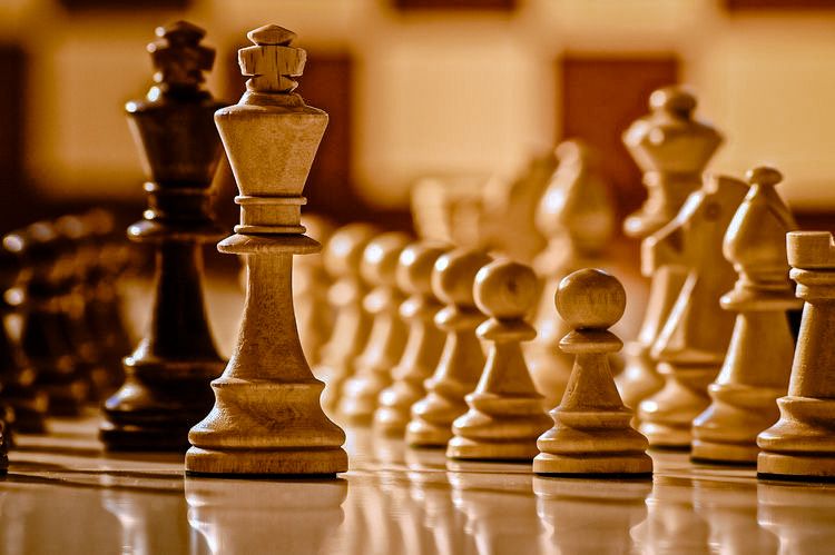 چطور حریف تهاجمی را کنترل کنیم؟ آموزش دفاع حرفه‌ای بدون ترس در شطرنج